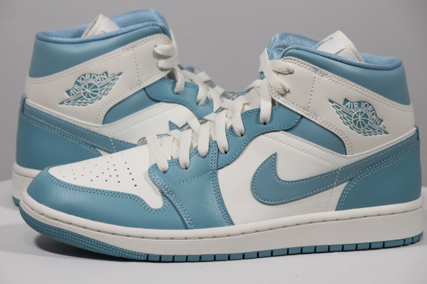 WMNS AIR JORDAN 1 MID "UNC" Size 11.5W/10M