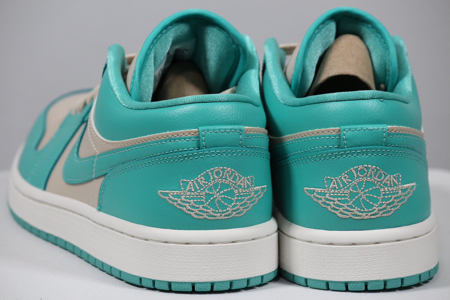 WMNS AIR JORDAN 1 LOW "Tropical Teal" SIZE 8.5W (SANDDRIFT)