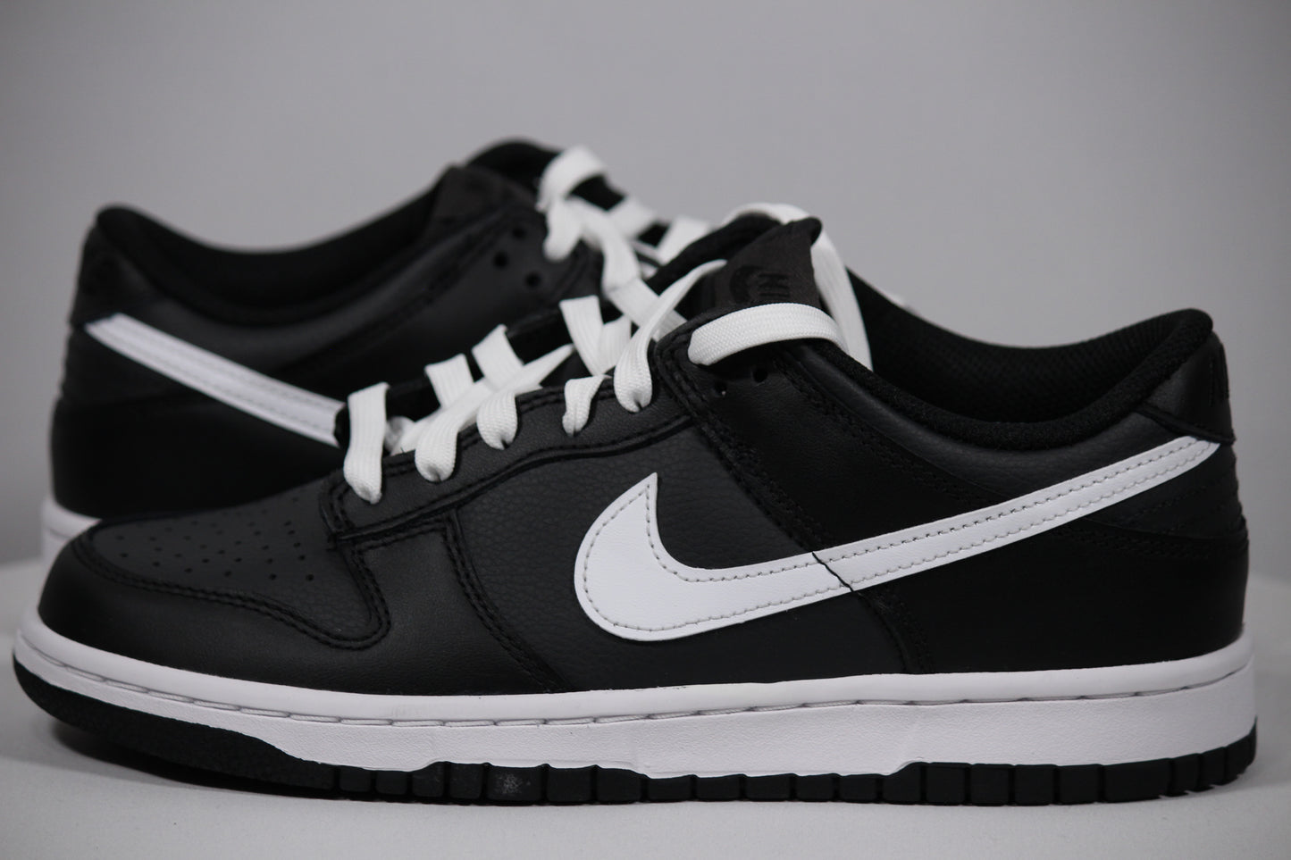 NIKE DUNK LOW (GS) (BLACK/White) SIZE 7