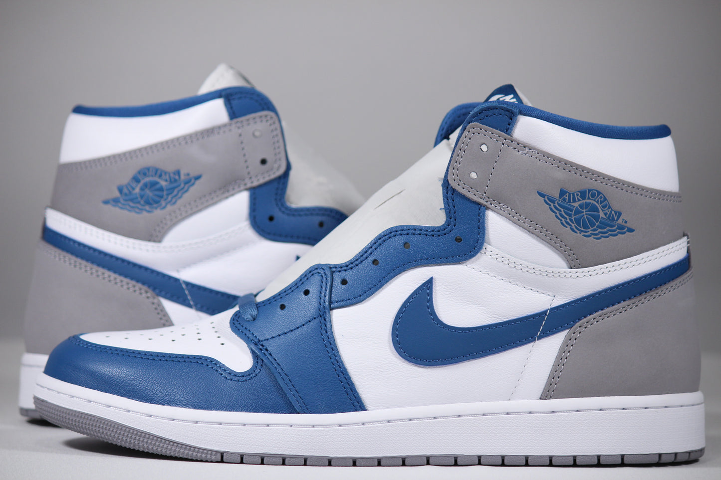 AIR JORDAN 1 RETRO HIGH OG "True Blue"